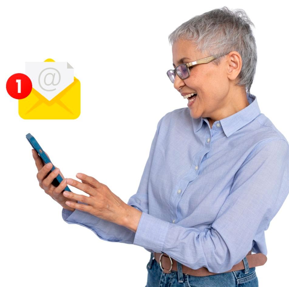 Mujer revisando su celular - Registro en newsletter Valensar